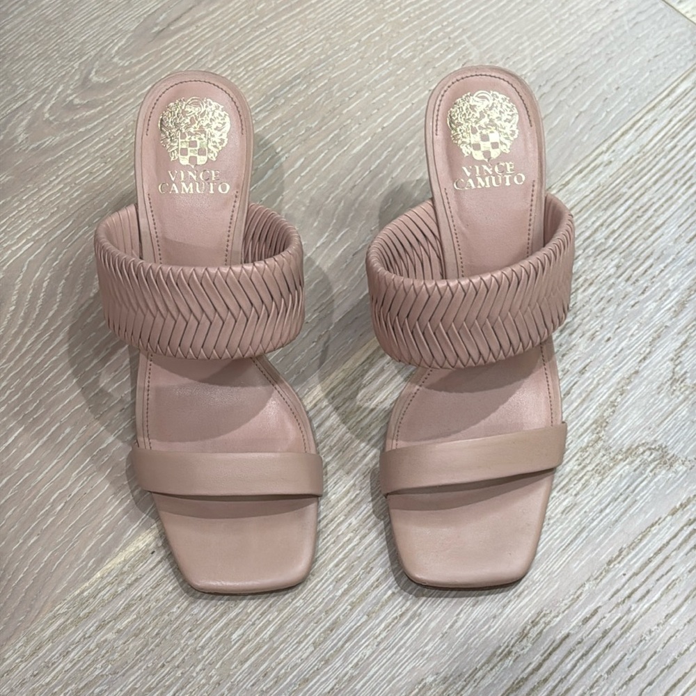 Vince Camuto - 2 strap sandal, great condition very comfortable